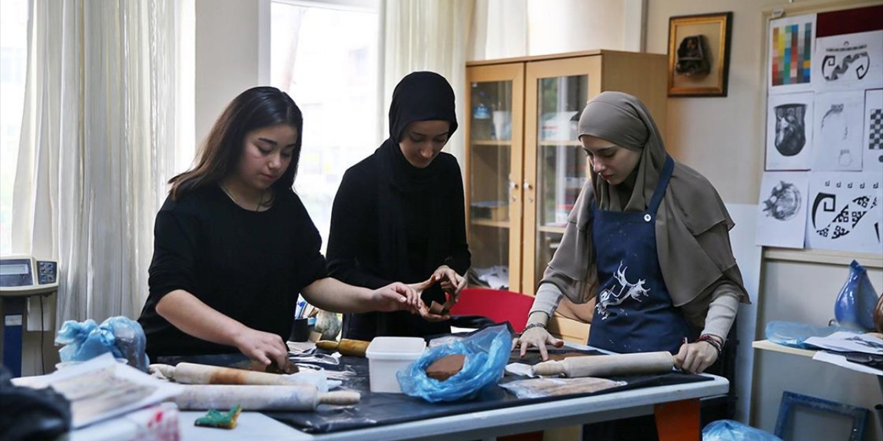 Mersin'de Yatılı Öğrenciler "Pansiyon Atölyesi" Projesiyle El Becerilerini Geliştiriyor