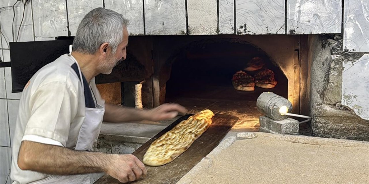 Kırşehir'de Ramazan Pideleri İlk Sahur İçin Fırınlarda Yerini Aldı