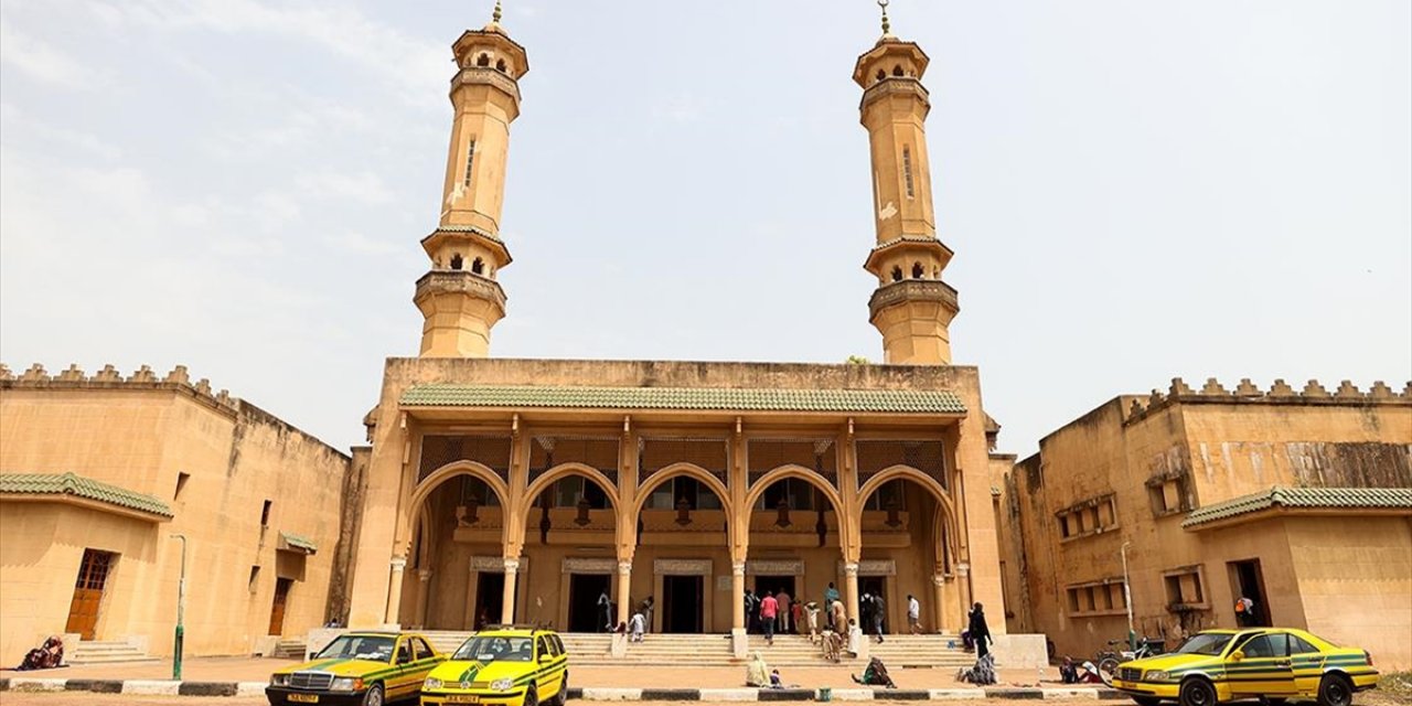 Gambiya'daki En Büyük Caminin Halıları Albayrak Holding Tarafından Yenilenecek