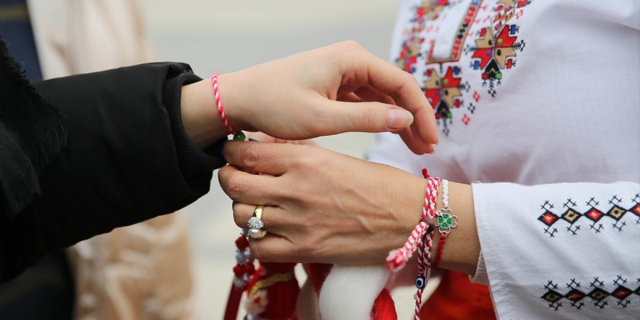 Edirne'de Bulgaristan'ın Bahar Geleneği Olan "Marteniçka" Bilekliği Dağıtıldı