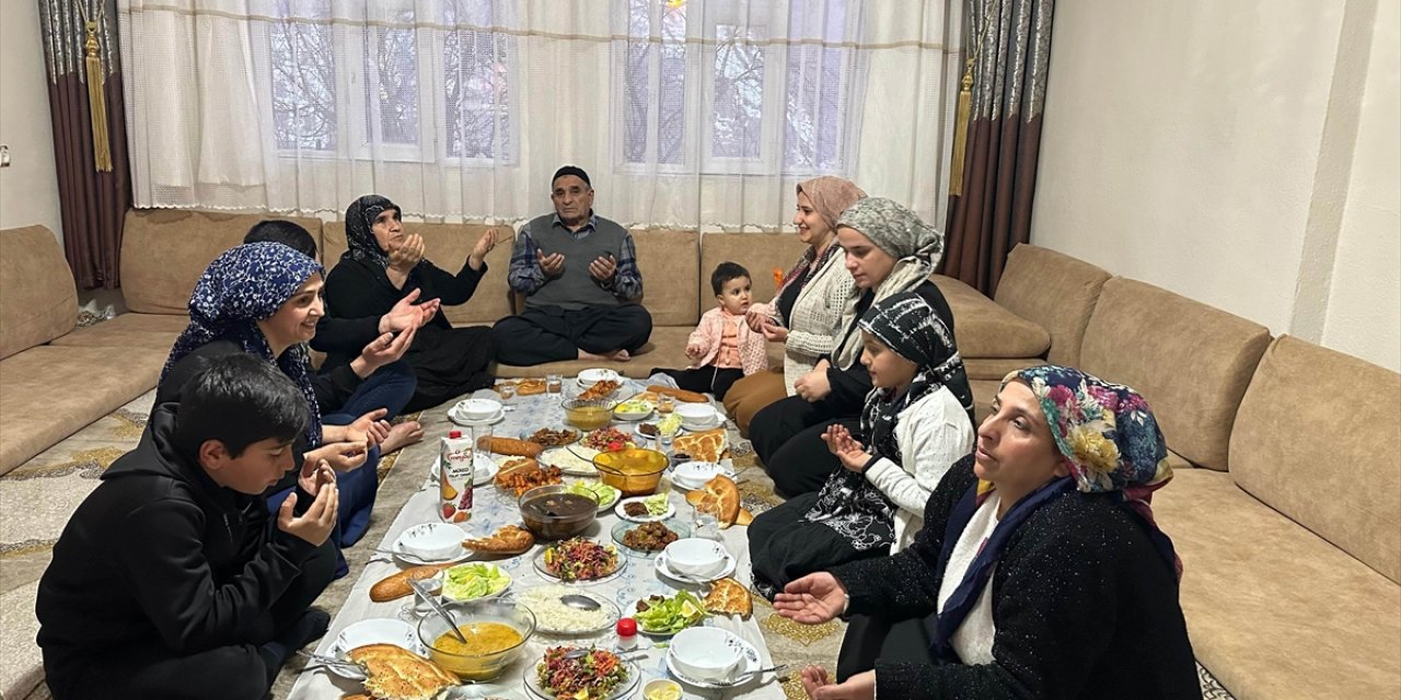 Akşam Ezanının En Erken Okunduğu Yerlerden Şemdinli'de İlk İftar Yapıldı