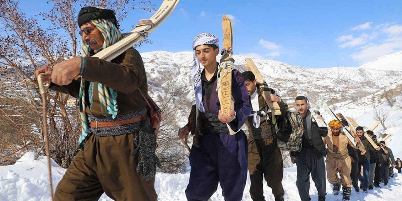 Hakkari'de Köylüler Tahtadan Yaptıkları Kayak Takımlarıyla Kayarak Eğlendi