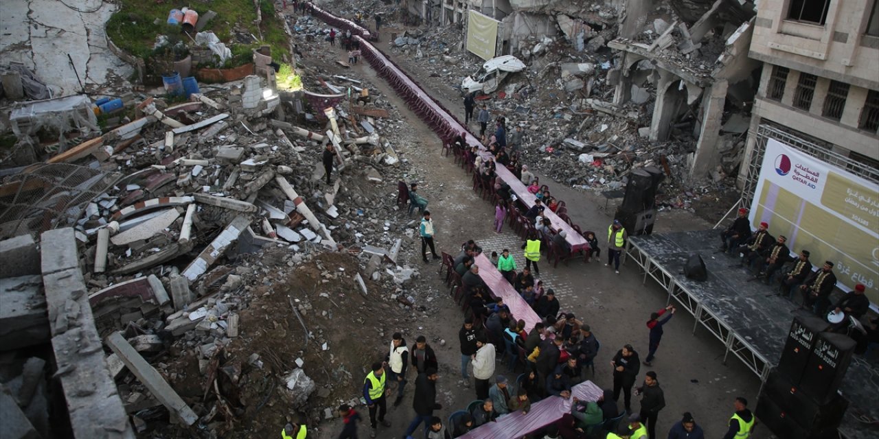 Gazze Şeridi'nin Kuzeyinde Filistinliler, Yıkım ve Enkaz Arasında İlk İftarlarını Açtı