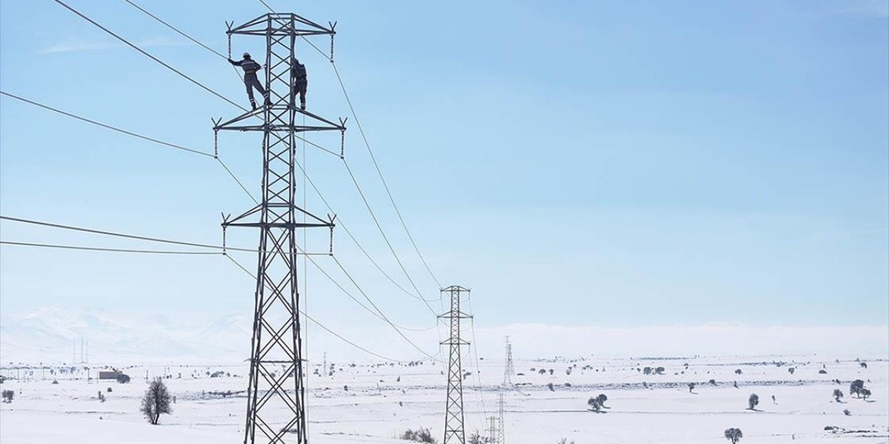 Elektrik Arıza Ekipleri Kara Kışta Zorlu Mesaide