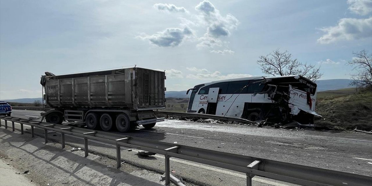 Bilecik'te Tırın Yolcu Otobüsüne Arkadan Çarptığı Kazada 11 Kişi Yaralandı