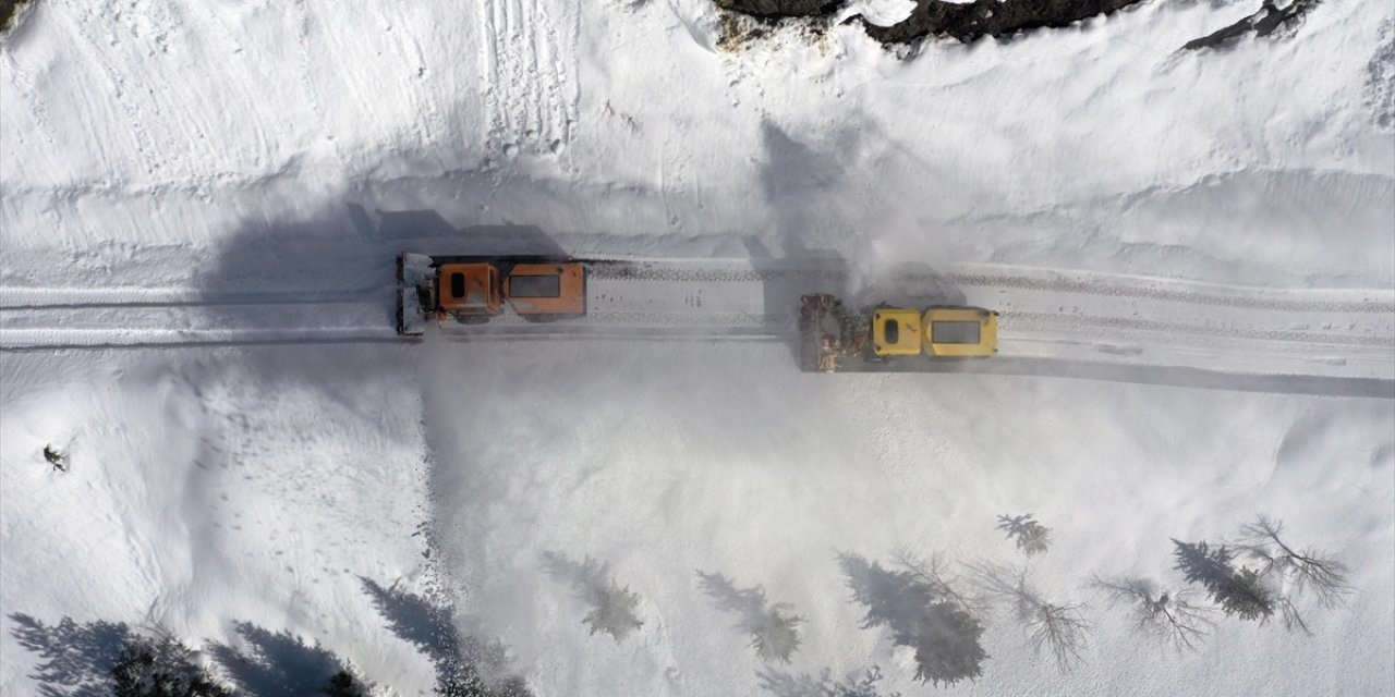 Kastamonu'da "Kar Kaplanları" Zorlu Mesaisini Sahura Kadar Sürdürüyor