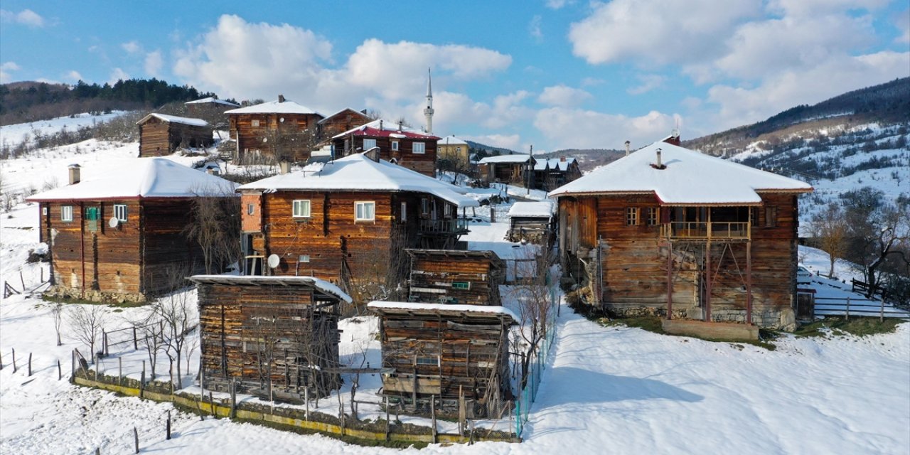 Kastamonu'nun Karla Buluşan Ahşap Evleri Havadan Görüntülendi