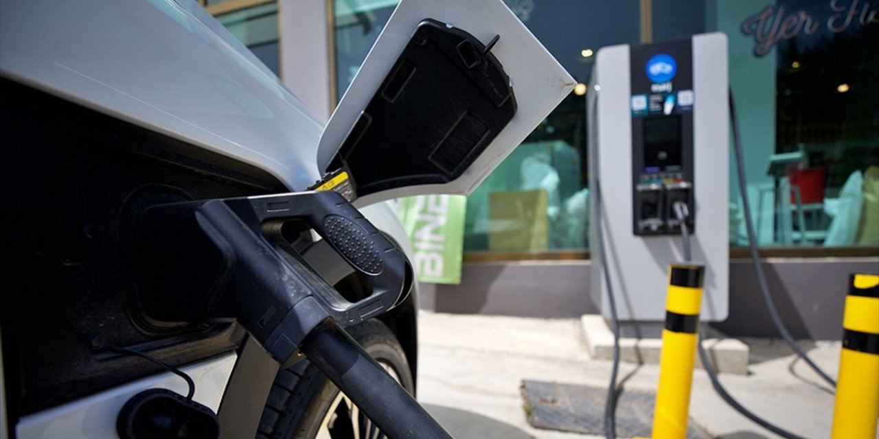 Türkiye'de Elektrikli Araçlar İçin Yüksek Hızlı Şarj İstasyonu Sayısı 5 Bin 500'e Çıkarılacak