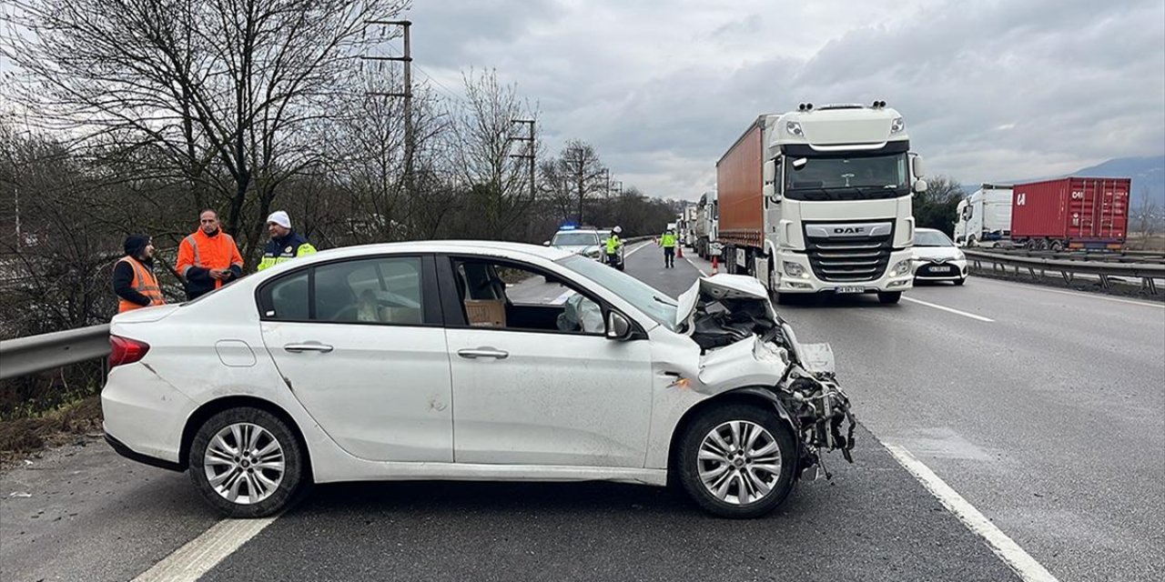 Anadolu Otoyolu'nun Kocaeli Kesimindeki Kaza Ulaşımı Aksattı