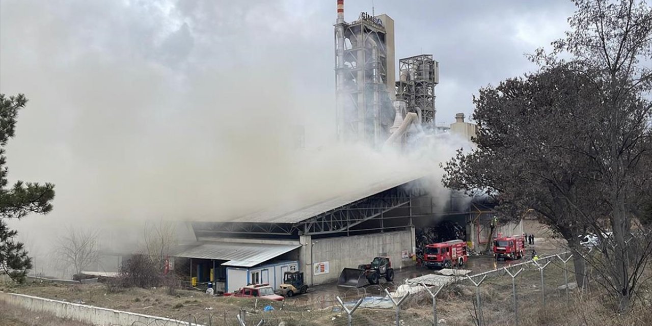 Eskişehir'de Çimento Fabrikasının Geri Dönüşüm Tesisinde Çıkan Yangına Müdahale Ediliyor