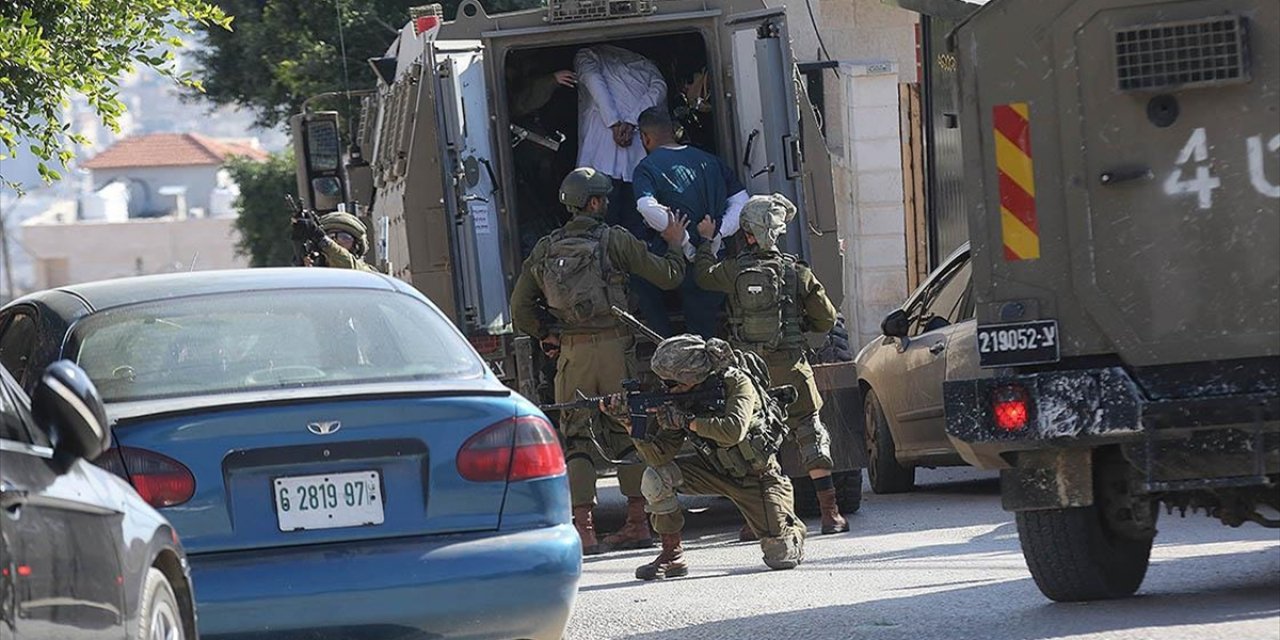 İsrail, İşgal Altındaki Batı Şeria'da Çok Sayıda Filistinliyi Gözaltına Aldı