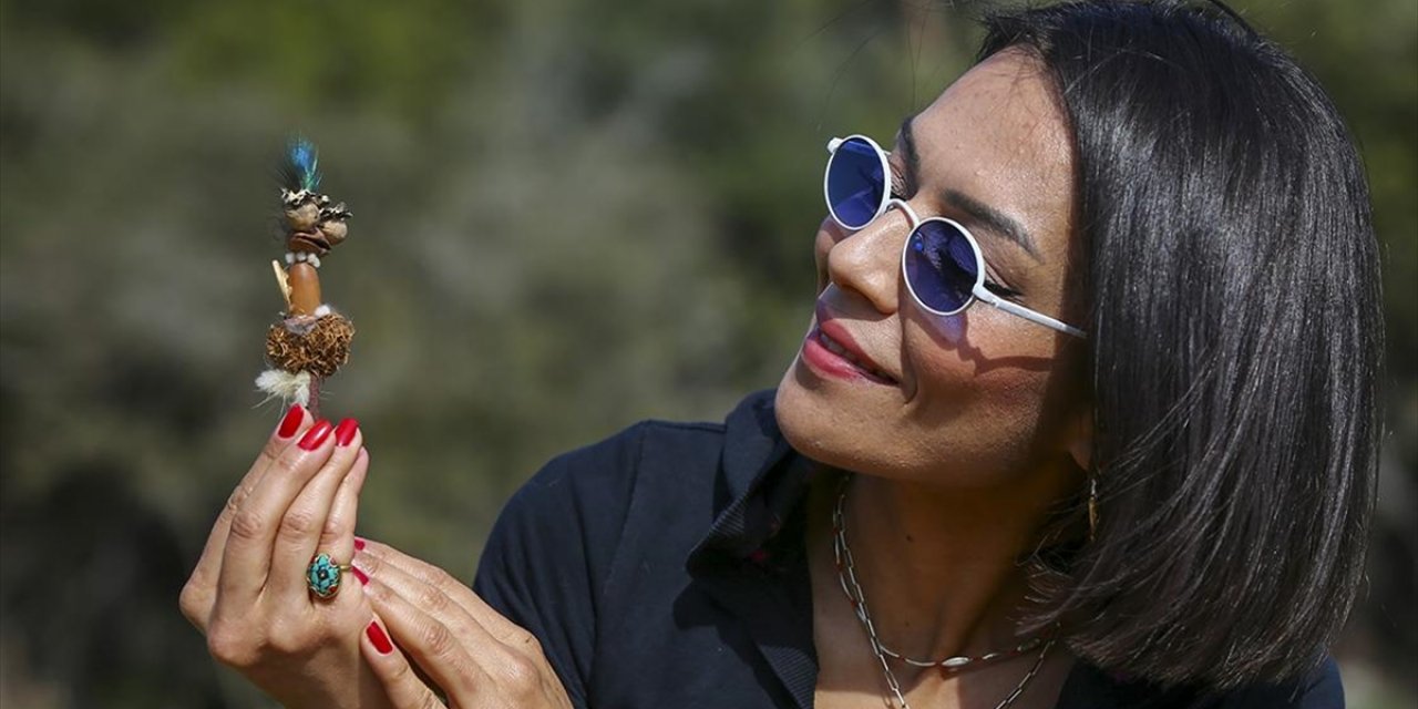 Doğadan Topladığı Bitkileri Sanat Eserlerine Dönüştürüyor