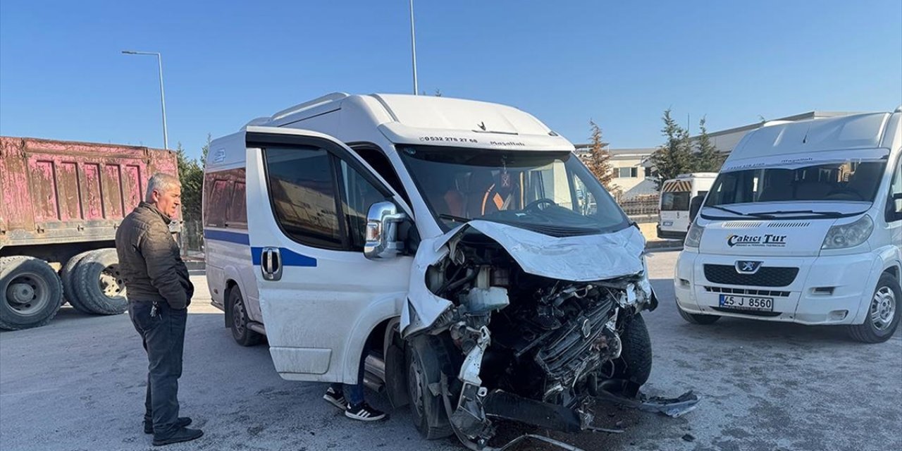 Manisa'da İki İşçi Servisinin Çarpıştığı Kazada 19 Kişi Yaralandı