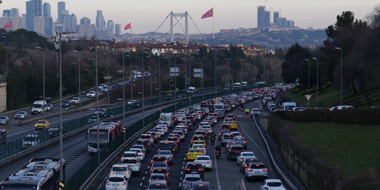 İstanbul'da Sabah Trafik Yoğunluğu Oluştu