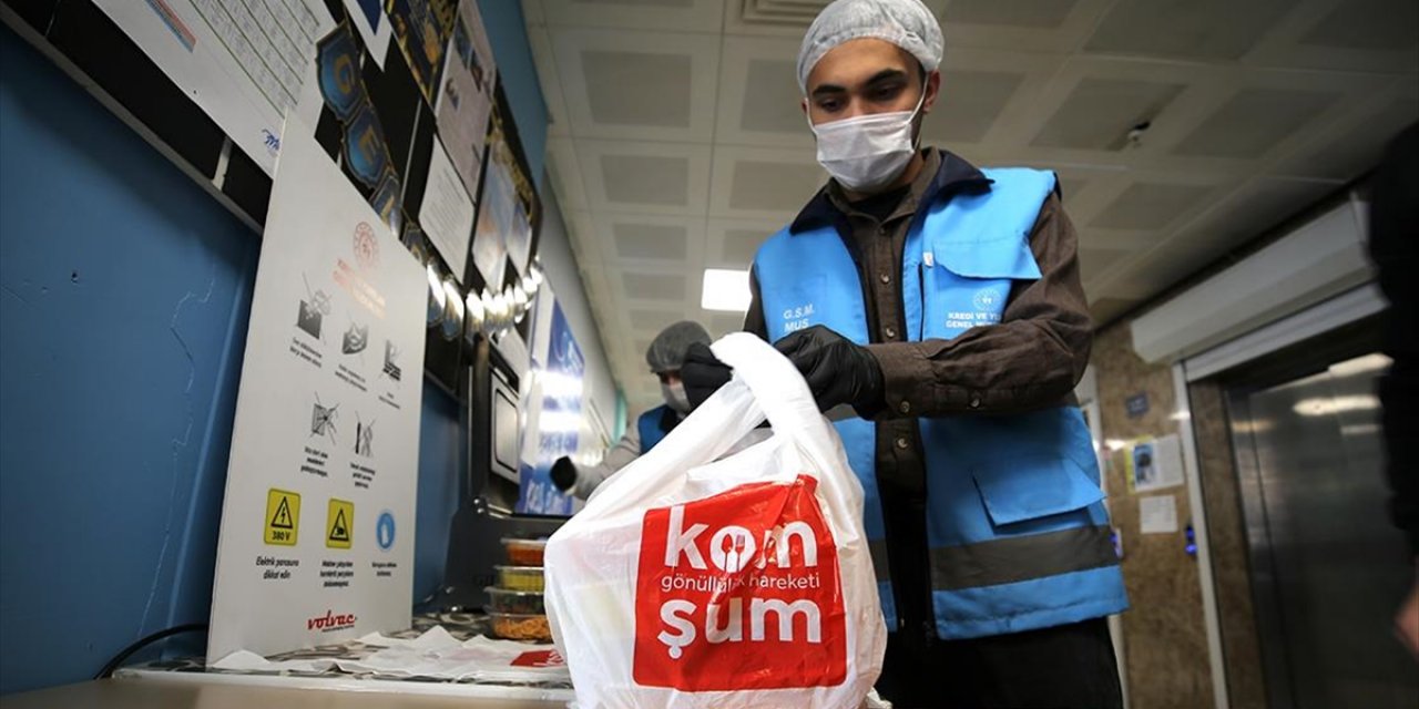 Üniversiteliler İhtiyaç Sahiplerine İftarda Yemek Götürüyor