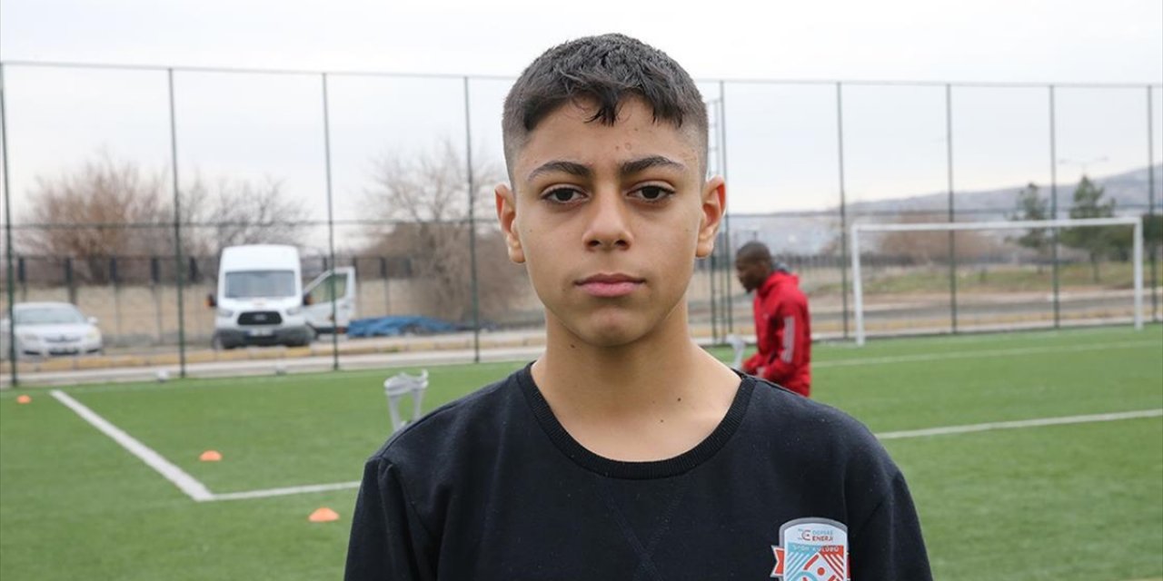 Kopan Parmaklarının Üzüntüsünü Futbolla Unutmaya Çalışıyor