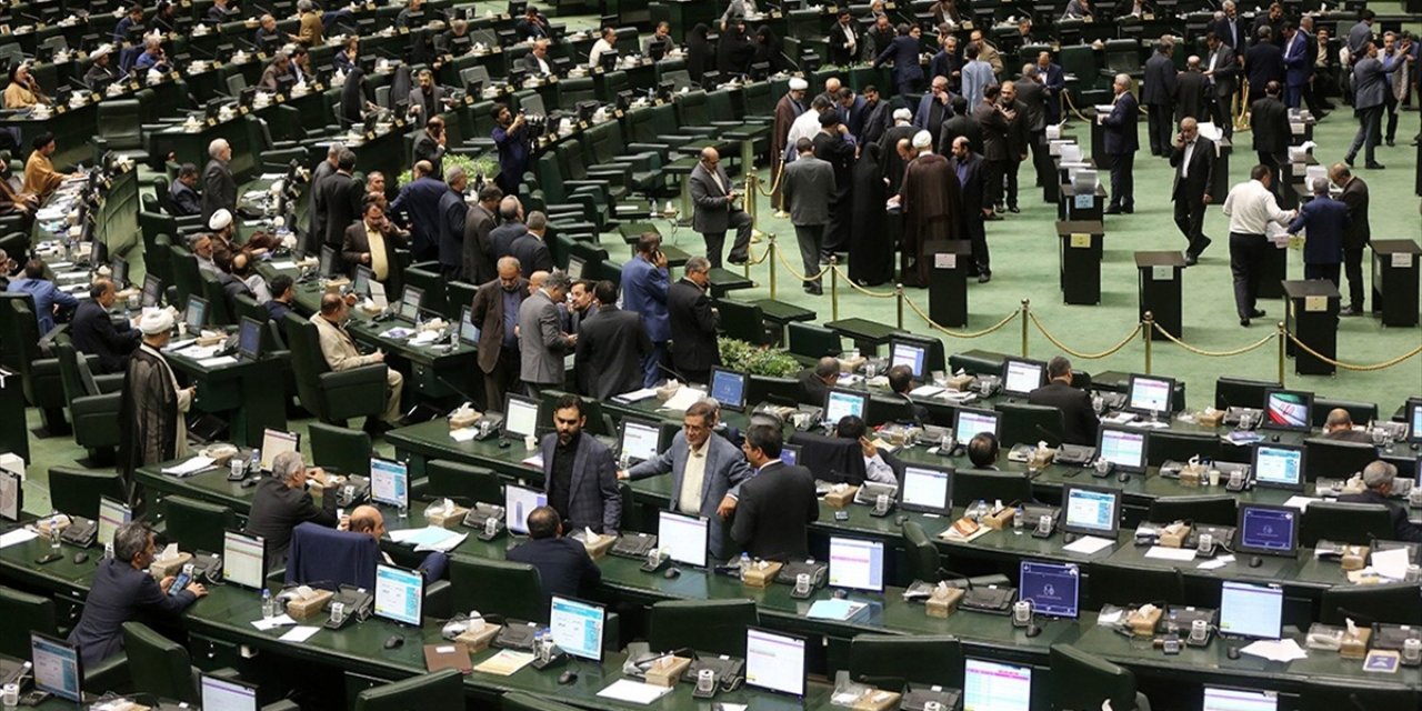 İran Meclisi, Perşembe Gününün Hafta Sonu Tatiline Eklemesine Onay Verdi