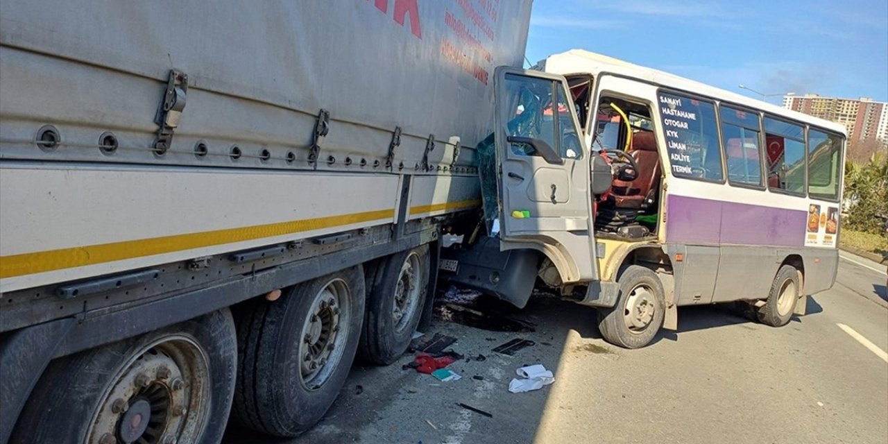 Artvin'de Minibüsün Tıra Çarptığı Kazada 12 Kişi Yaralandı