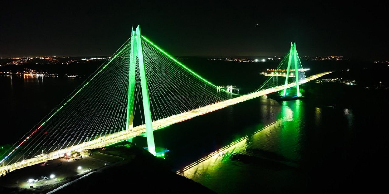 İstanbul'un 2 Köprüsü "Yeşilay Haftası" İçin Işıklandırıldı