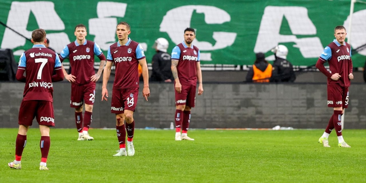 Trabzonspor, Uzatma Dakikalarında Kaybettiği Puanlarla Zirveden Uzaklaştı