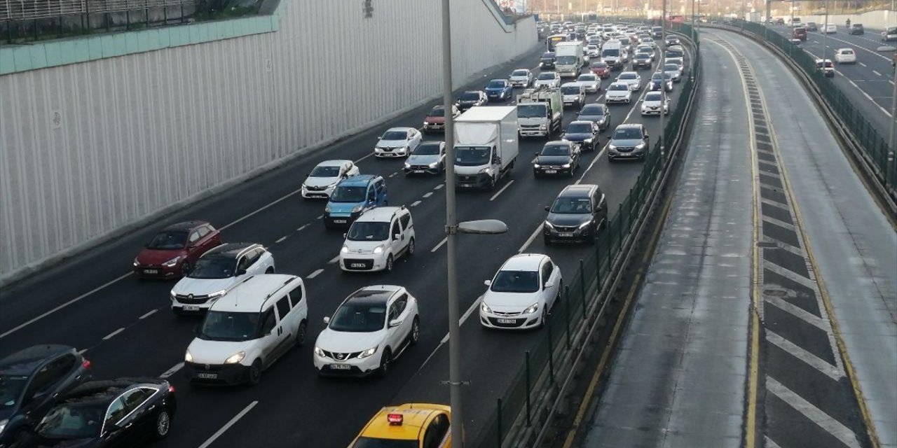 İstanbul'da Sabah Saatlerinde Trafik Yoğunluğu Oluştu