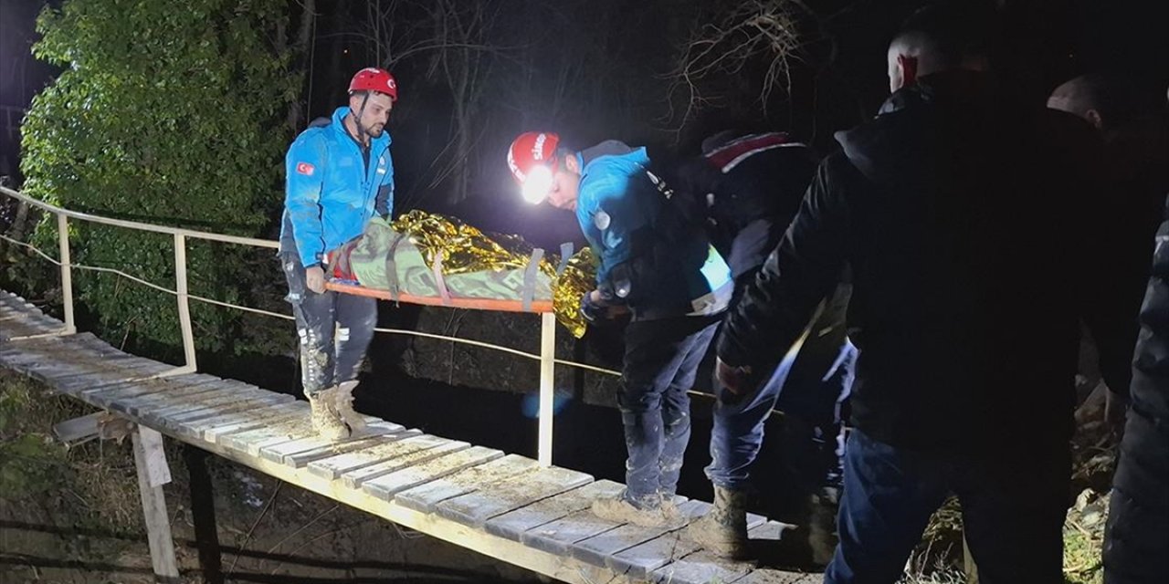 Sinop'ta 3 Evin Yıkıldığı Heyelanda 4 Kişi Yaralı Kurtarıldı