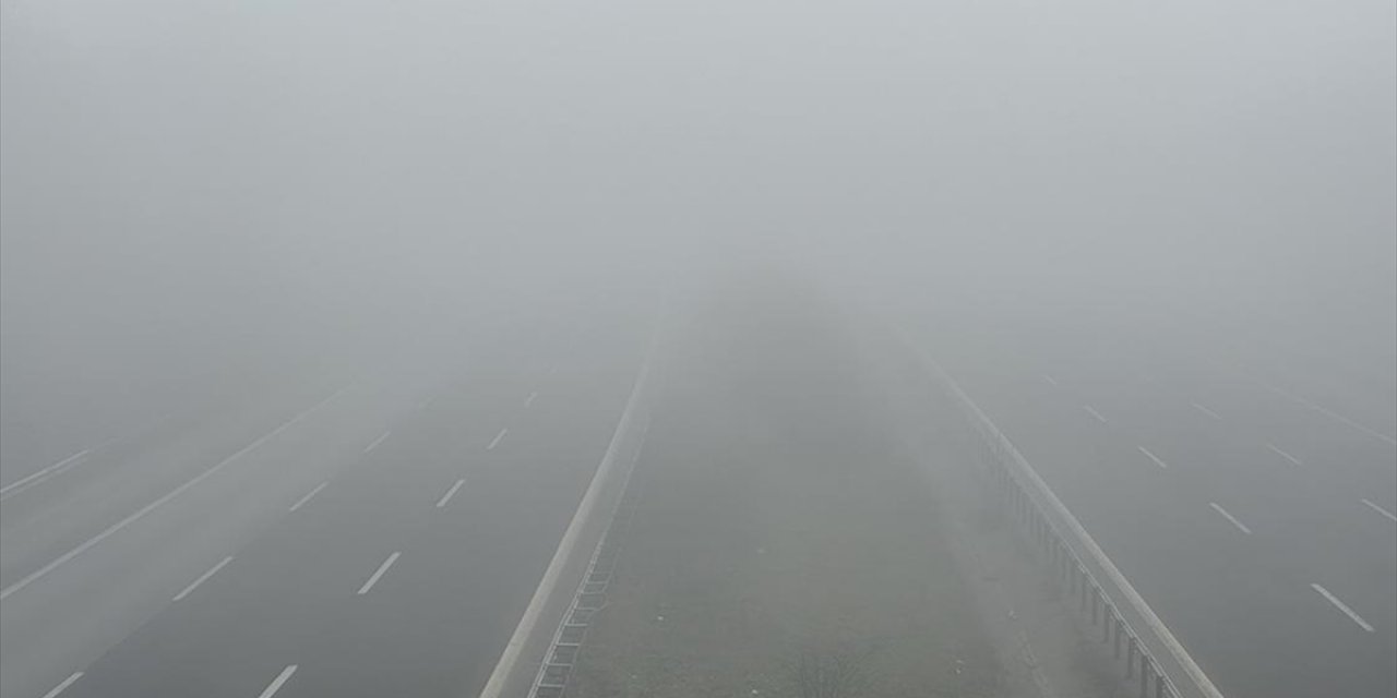 Anadolu Otoyolu'nun Düzce Kesiminde Sis Görüş Mesafesini Düşürdü