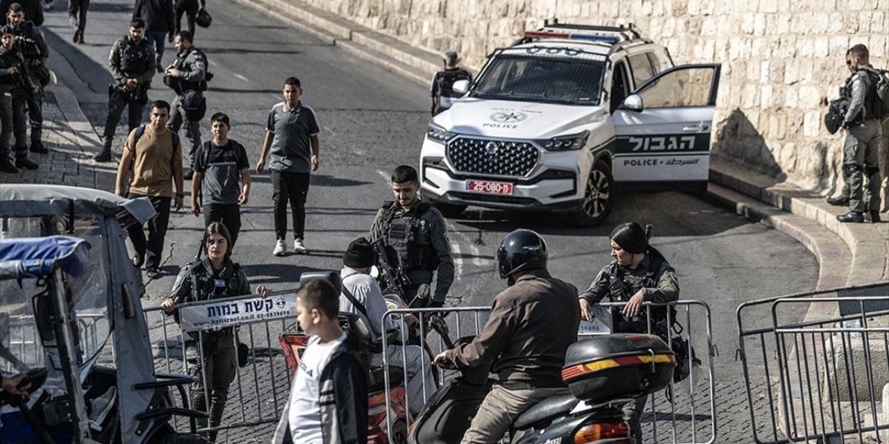İsrail, Batı Şeria'daki Filistinlilerin Ramazanda Mescid-i Aksa'da Cuma Namazı Kılma Engelini Sürdürüyor