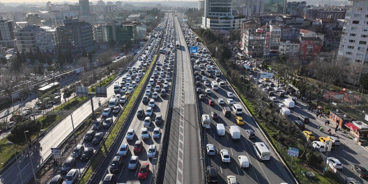İstanbul'da Akşam Saatlerinde Trafik Yoğunluğu Yüzde 85'e Ulaştı