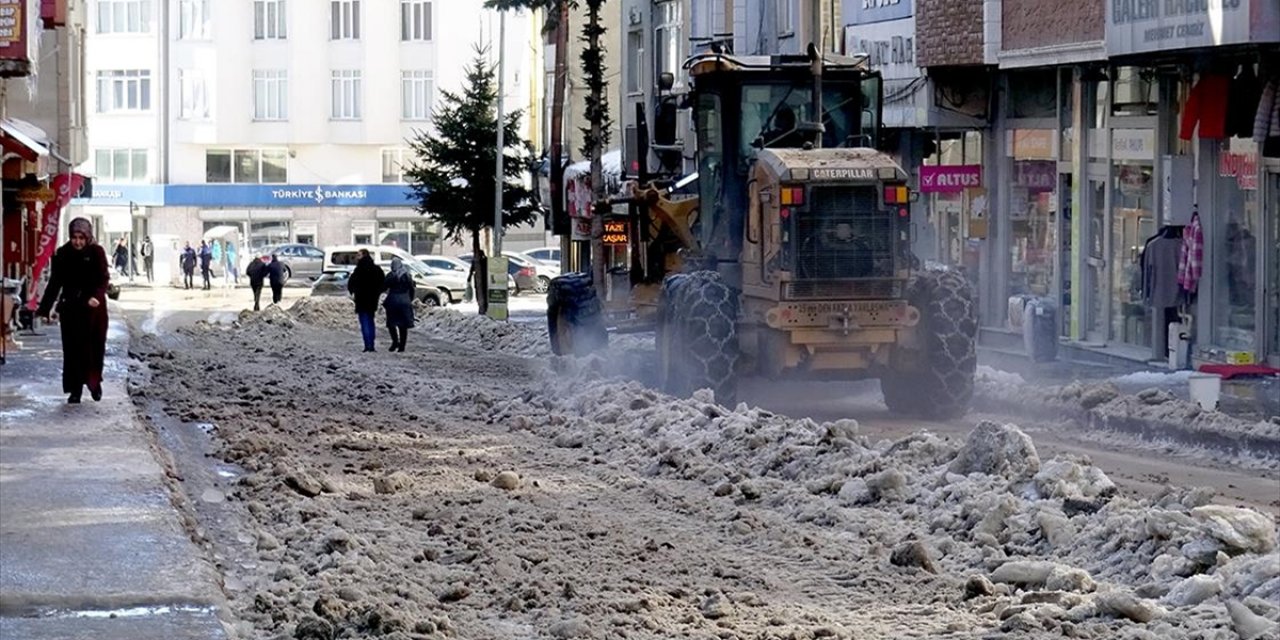 Sarıkamış'ta Tehlike Saçan Kar ve Buzlar İlçe Dışına Taşınıyor