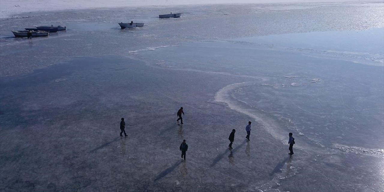 Yüzeyi Buz Tutan Nazik Gölü, Çocukların Oyun Alanı Oldu