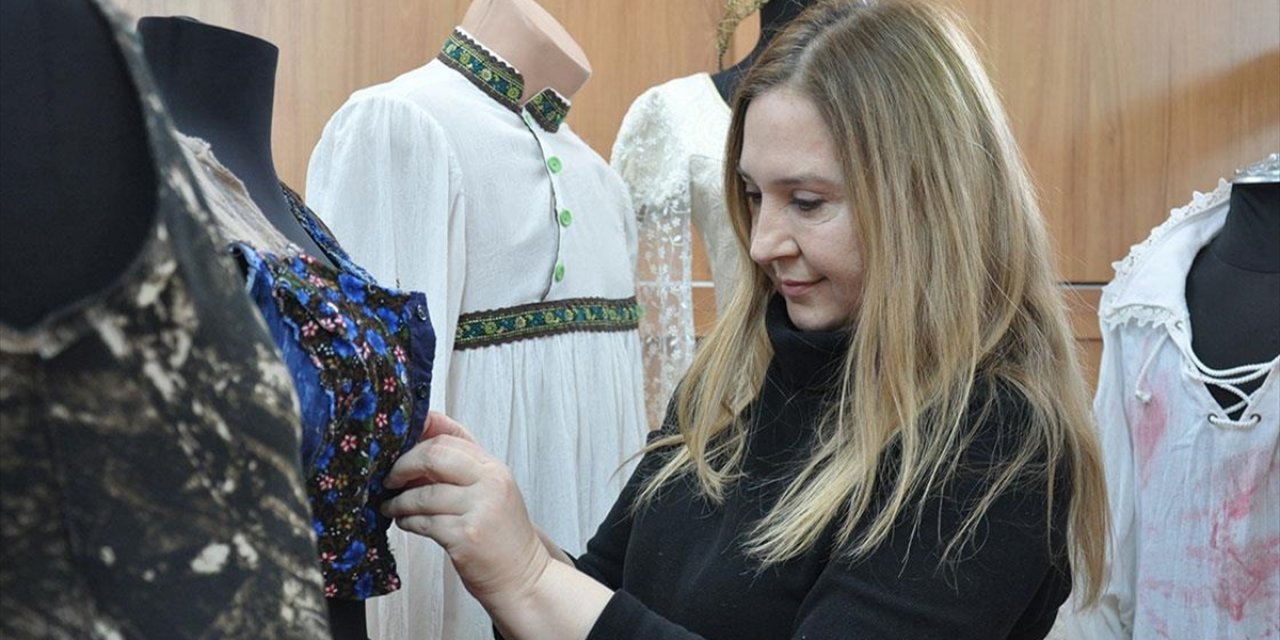 Tiyatro Anadolu'nun Oyunlarının Kostümlerini 21 Yıldır Aynı Terzi Dikiyor