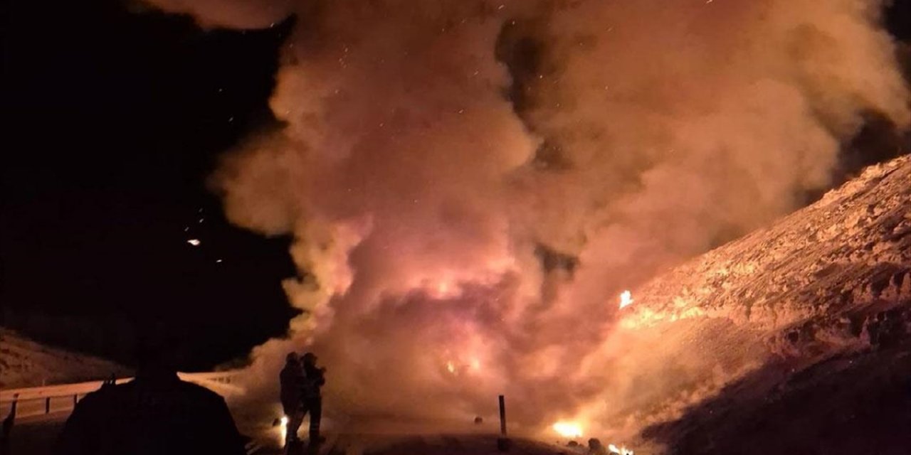 Kütahya'da İplik Yüklü Tırda Çıkan Yangın Ulaşımı Aksattı