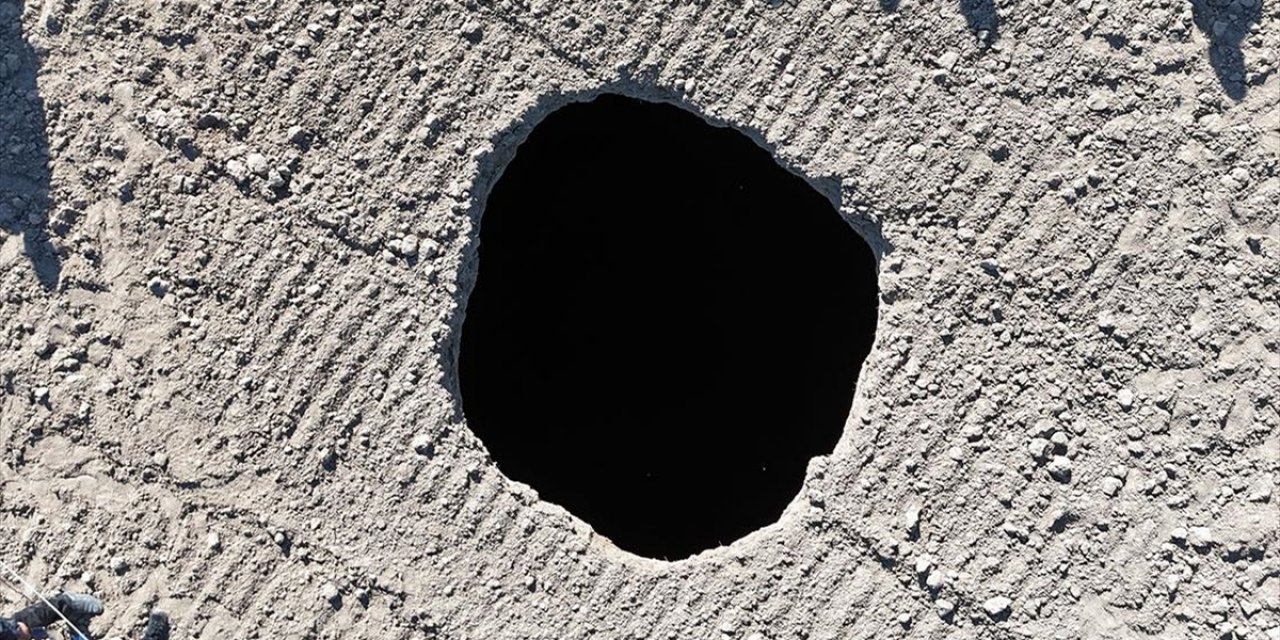 Karaman'da Bir Tarlada 10 Metre Çapında Obruk Oluştu