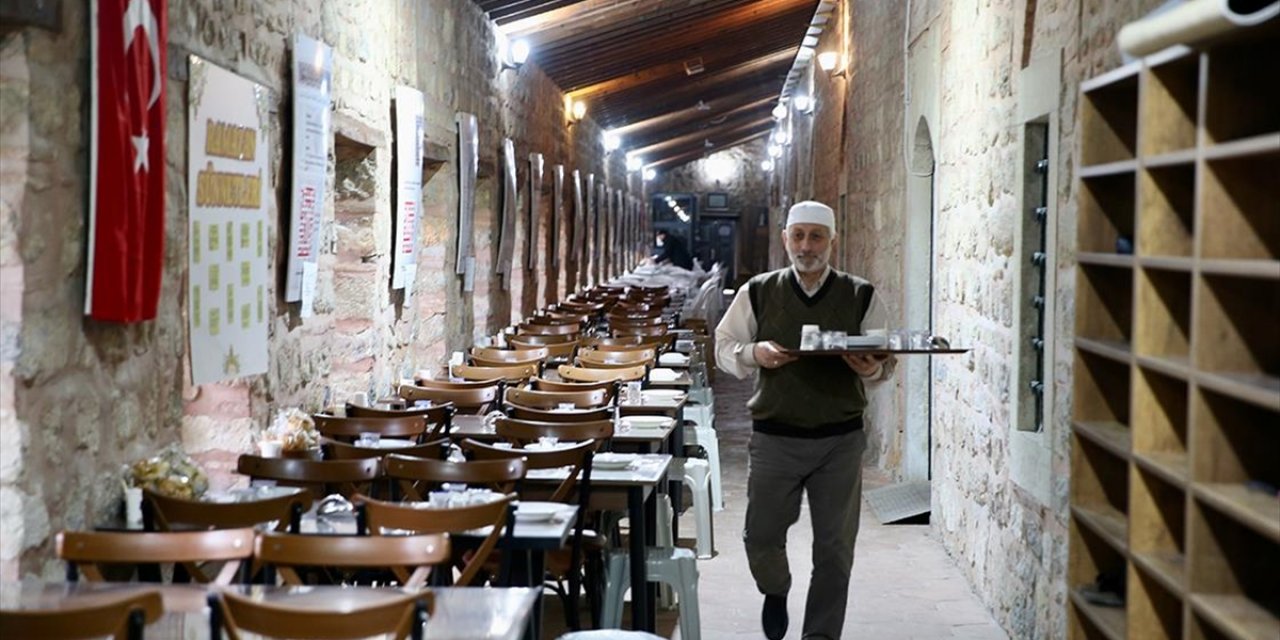 Kocaeli'nin Tarihi İlim ve İbadet Merkezinde 5 Asırlık İftar Geleneği Sürdürülüyor