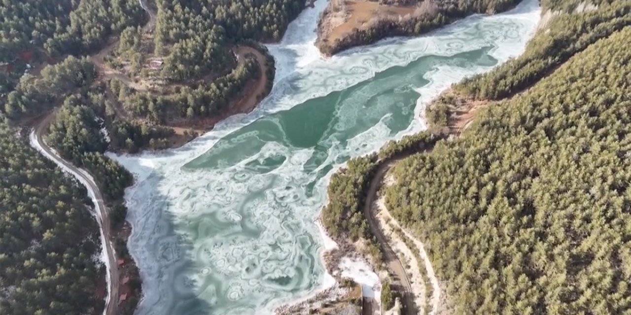 Kastamonu'da Büyük Bölümü Buz Tutan Tuzaklı Göleti Dronla Görüntülendi