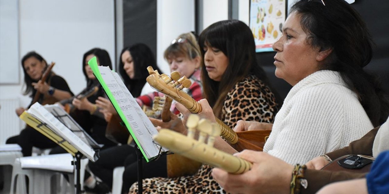 Karaman'da Kadınlar Günün Stresini Bağlama Çalarak Atıyor