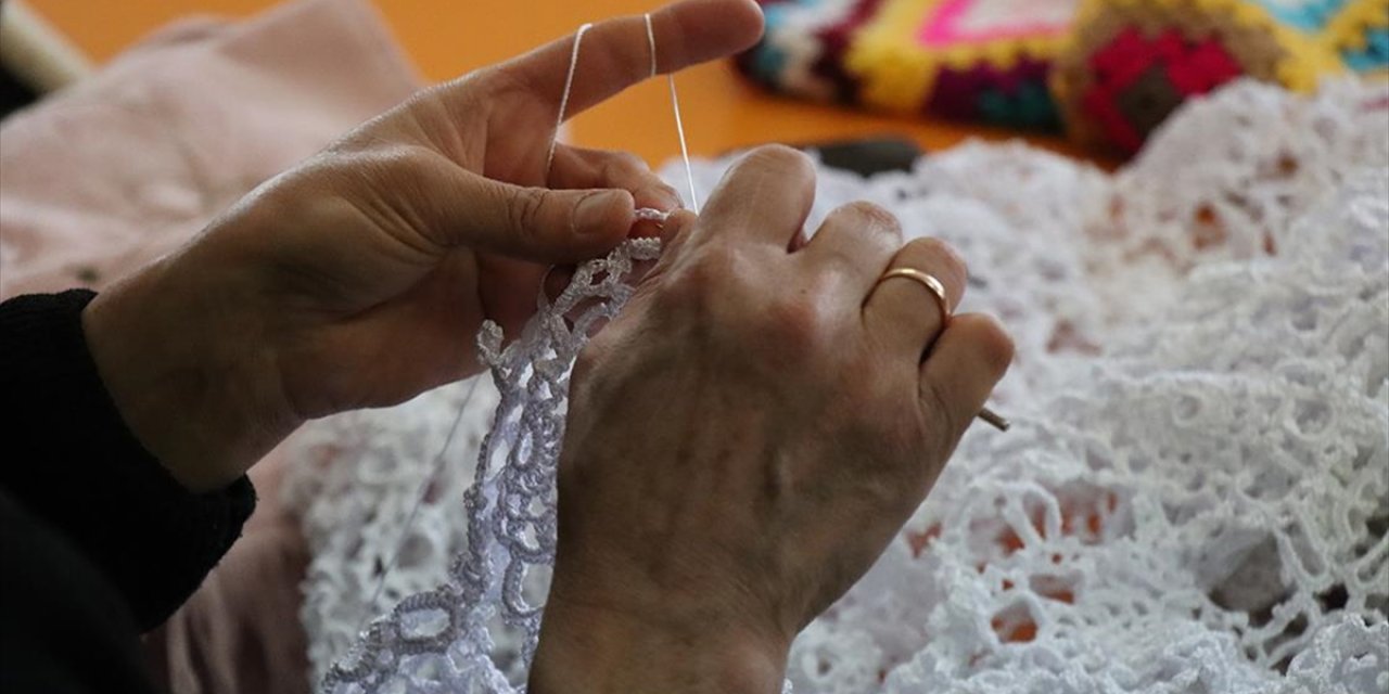 Erzincan'da El Emeği "İyilik" Örgüleri Nişanlı Çiftlere Çeyiz Oluyor