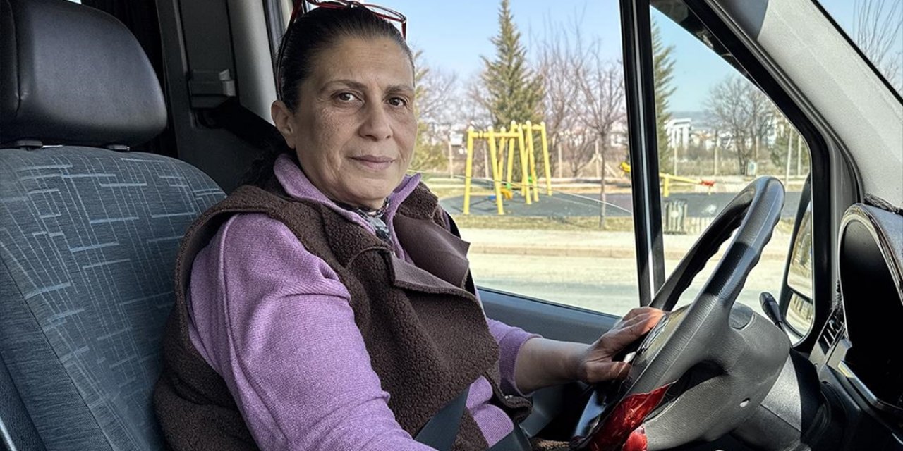 Servis Şoförü Gülbanu Ötegen Öğrenciler İçin 18 Yıldır Direksiyon Sallıyor