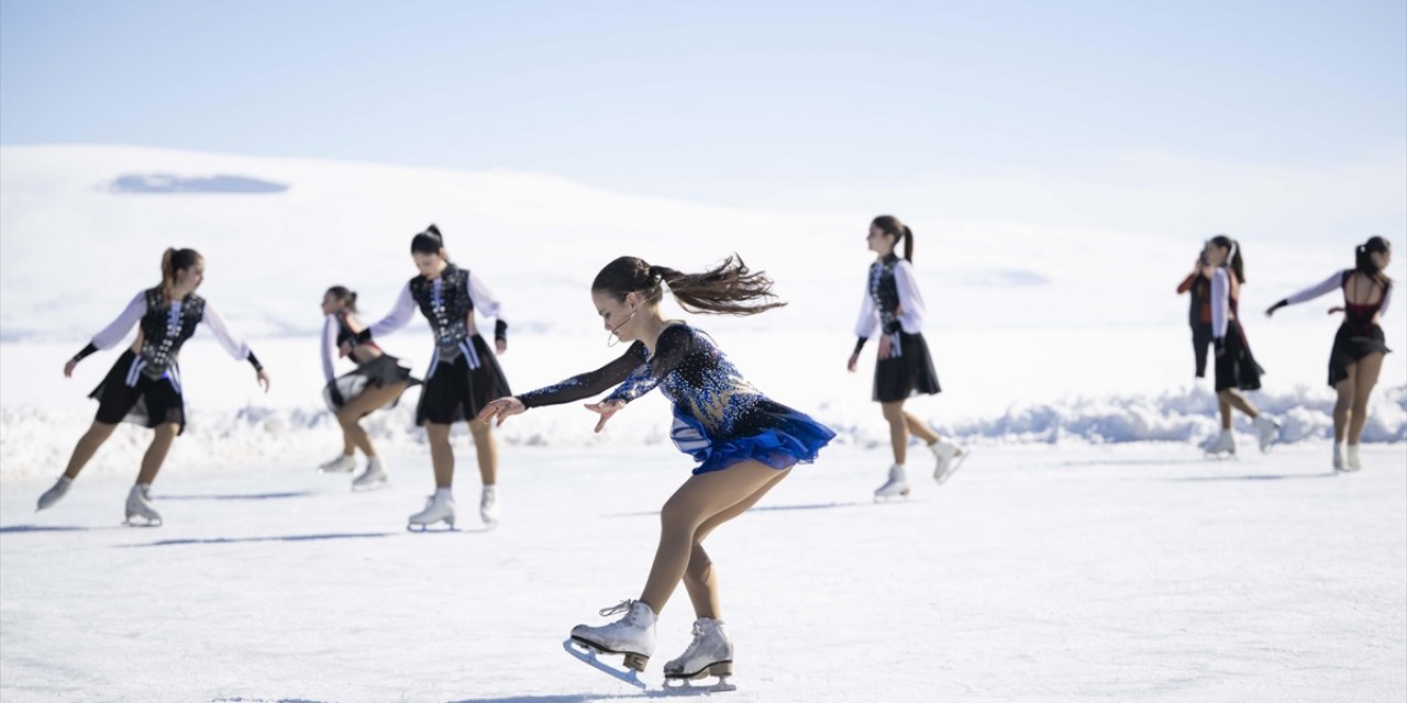 Buzla Kaplı Çıldır Gölü Üzerinde "Senkronize Buz Pateni Gösterimi" Yapıldı