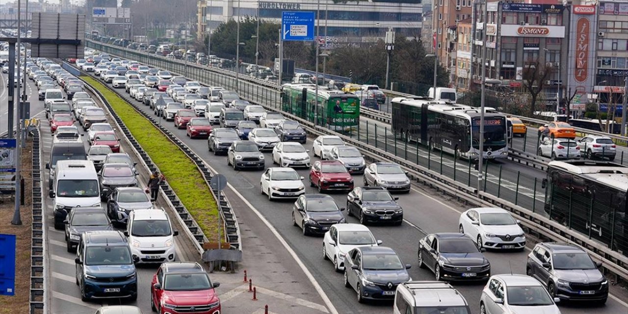 İstanbul'da Akşam Saatlerinde Trafik Yoğunluğu Yaşanıyor