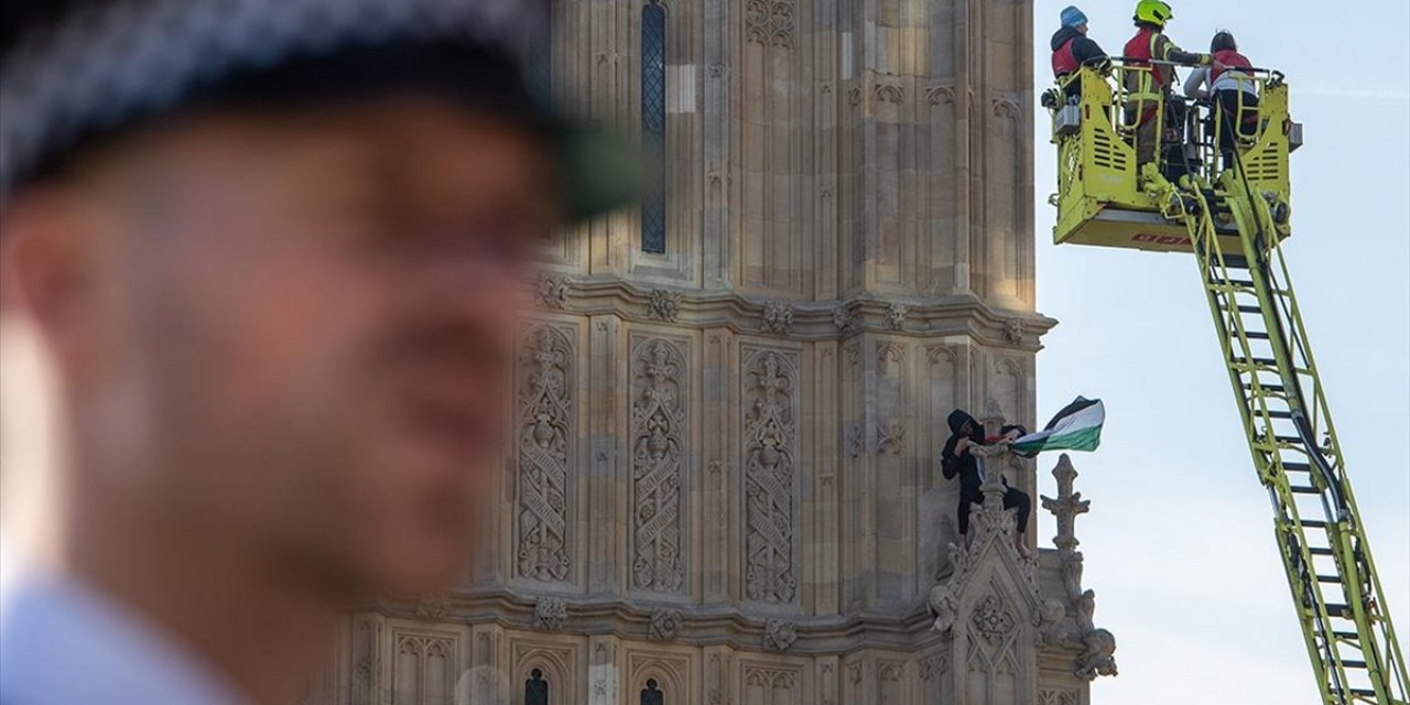 Londra'da Bir Gösterici Filistin Bayrağıyla Big Ben'e Tırmandı