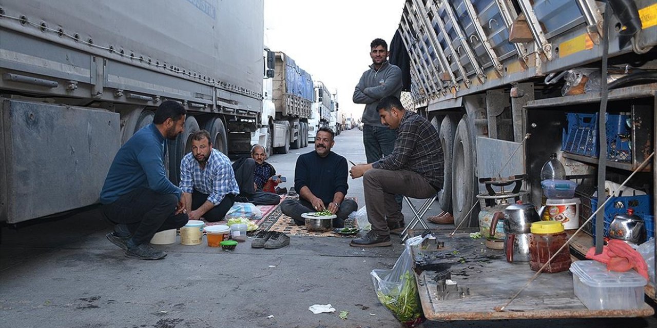 Sınırda Geçiş İçin Sıra Bekleyen Tır Şoförleri Hazırladıkları Yemeklerle Oruçlarını Açıyor