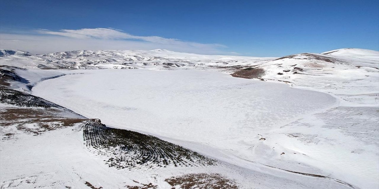 Kar ve Buzla Kaplı 2 Bin 300 Rakımdaki Aygır Gölü Dronla Görüntülendi