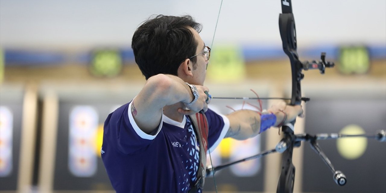 Milli Okçu Mete Gazoz, Dünya Salon Serisi Finalleri'nde Gümüş Madalya Aldı