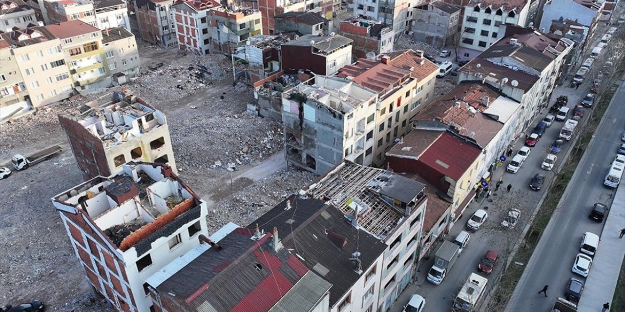 Bayrampaşa'da Tamamlanmayan Kentsel Dönüşüm Sahası Mahalle Sakinlerini Tedirgin Ediyor