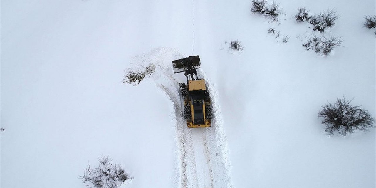 Bitlis'te Kardan Kapanan Kilometrelerce Yolu Açık Tutmak İçin Mesai Yapıyorlar