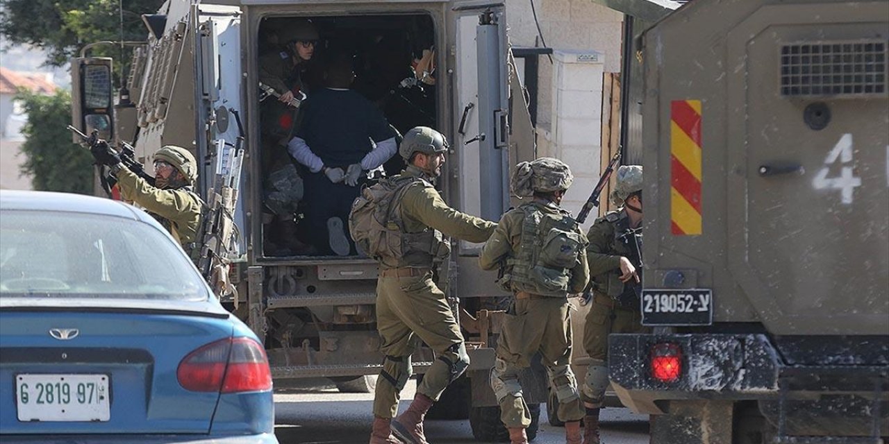 İsrail, Batı Şeria'da Şubat Ayında 90'ı Çocuk, 19'u Kadın 762 Filistinliyi Gözaltına Aldı