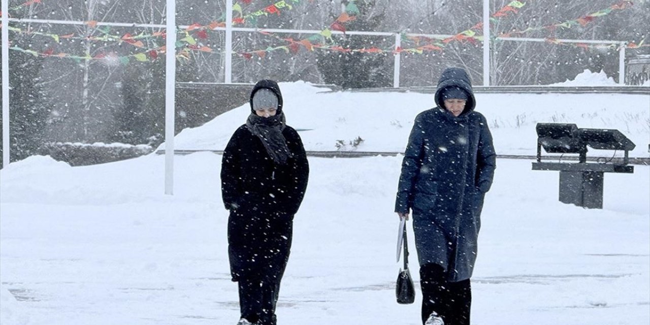 Kazakistan'da Kar Fırtınası Etkili Oluyor