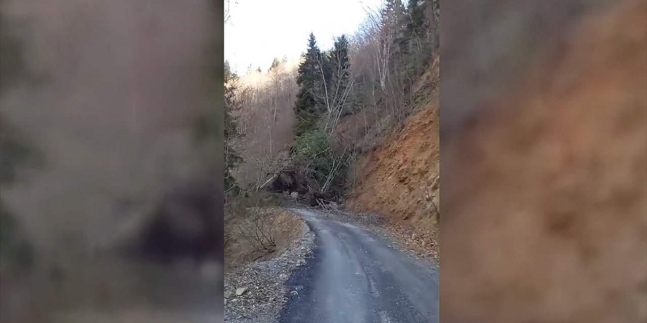 Gümüşhane'de Mahalle Yolundaki Heyelan Kamera Tarafından Kaydedildi